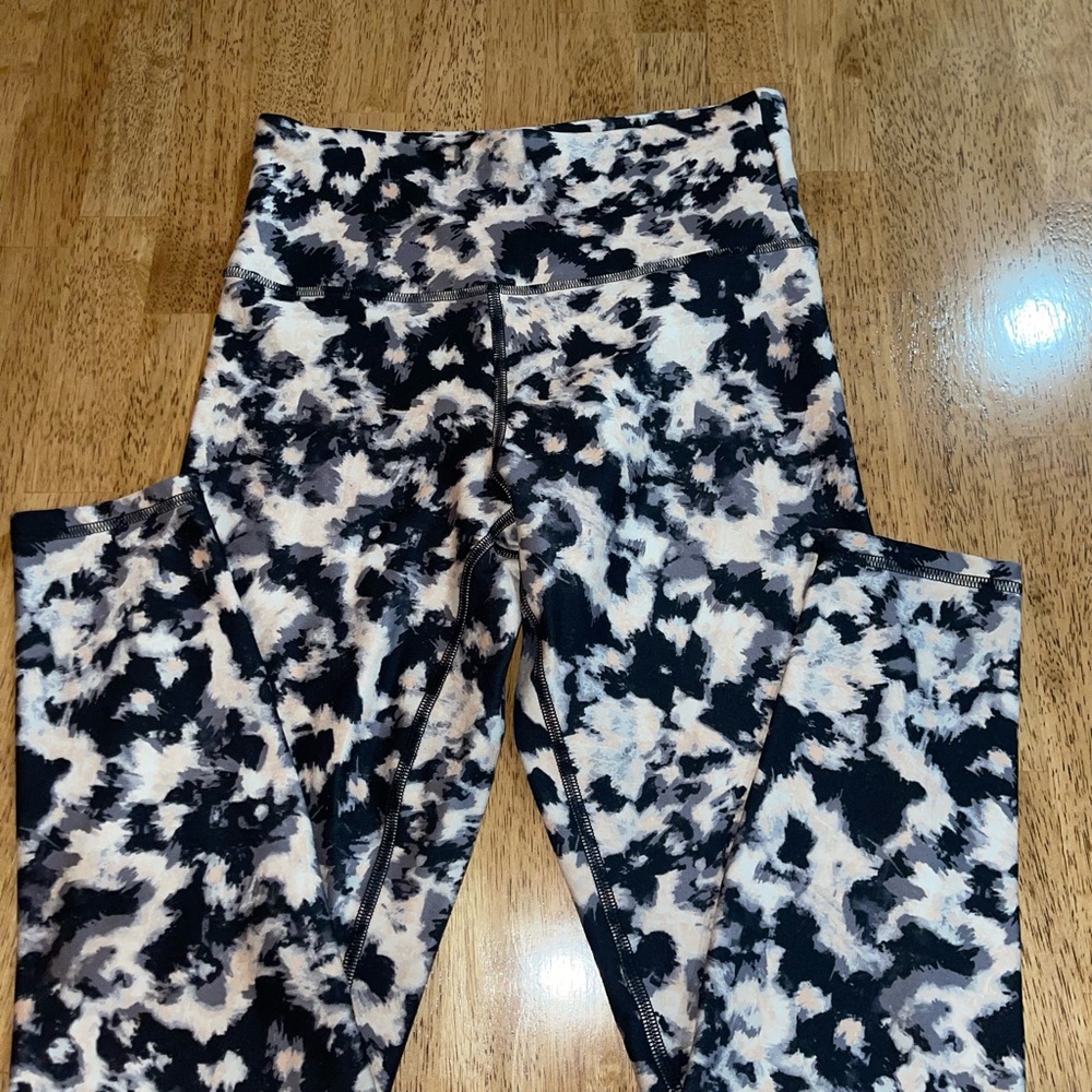 Jessica Simpson Black and Cream Activewear